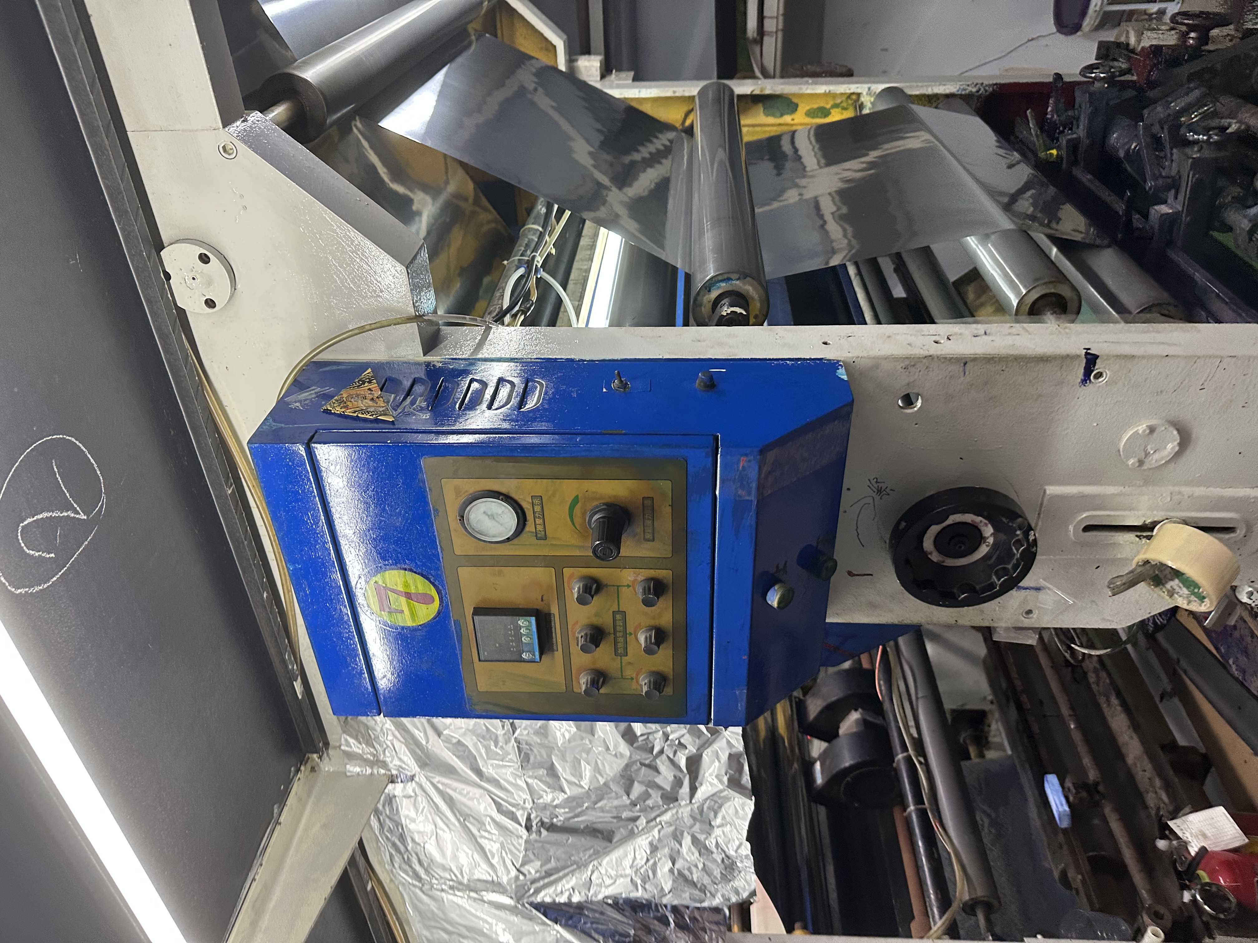 Gravure printing equipment and roll material